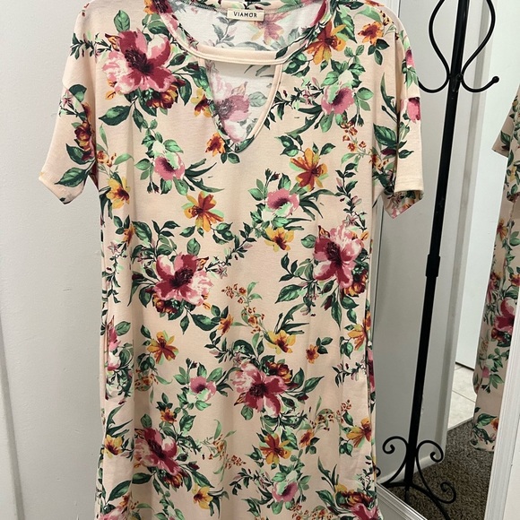 Dresses & Skirts - VIAMOR NWOT Vibrant Floral Dress with Keyhole Detail. #030
